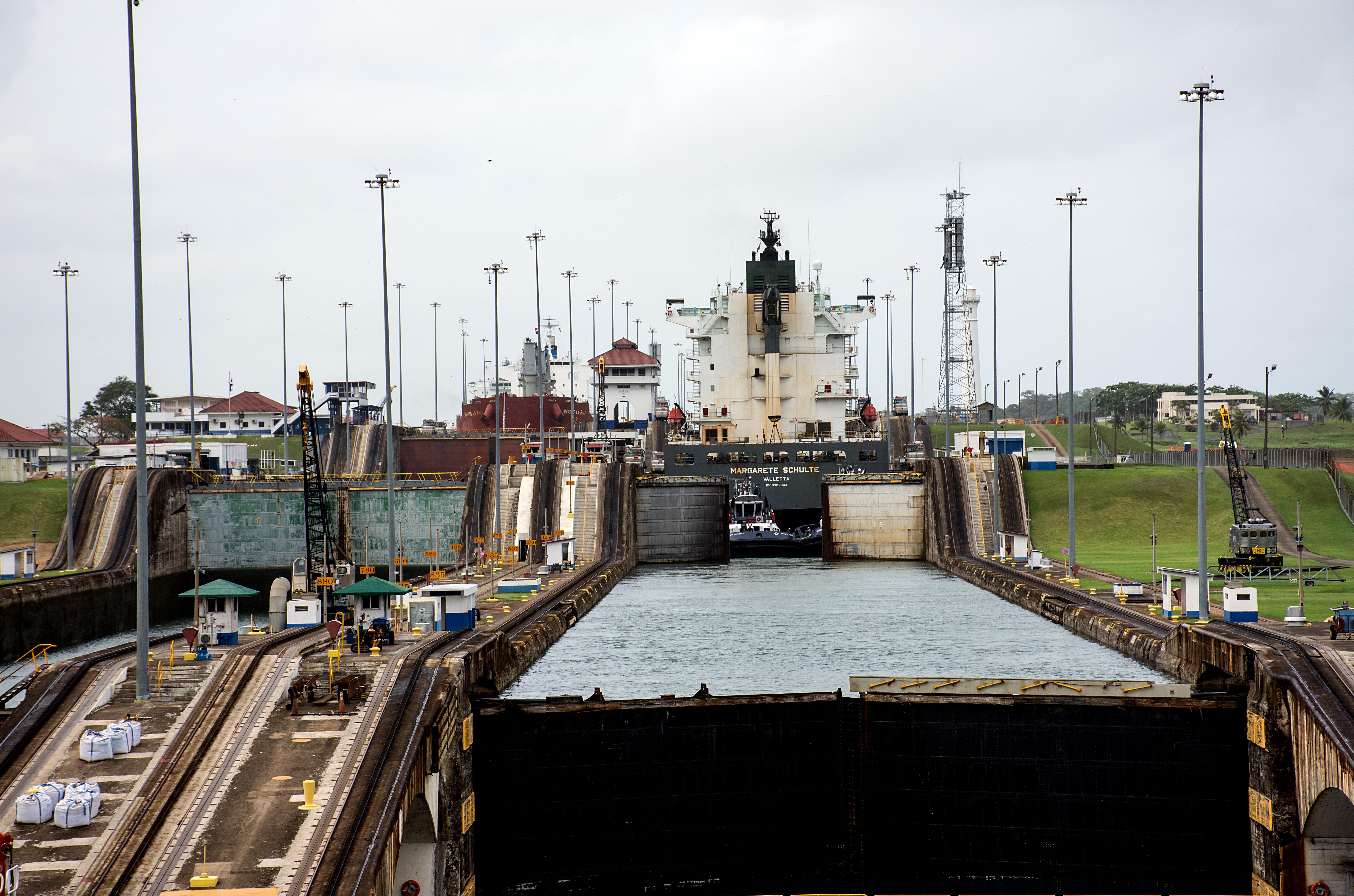 Margarete Shulte Container Ship, In the Second Lock